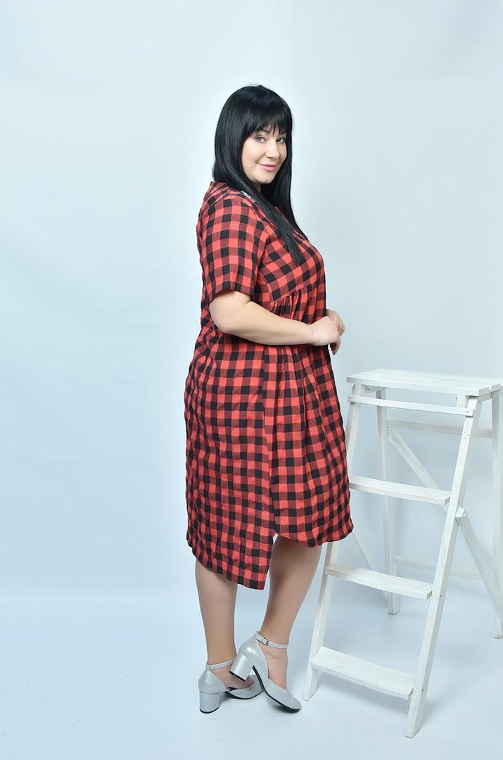 Сукня в клетку міді батал