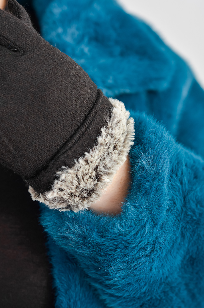 Чорні рукавички з декоративним акцентом на зап’ясті