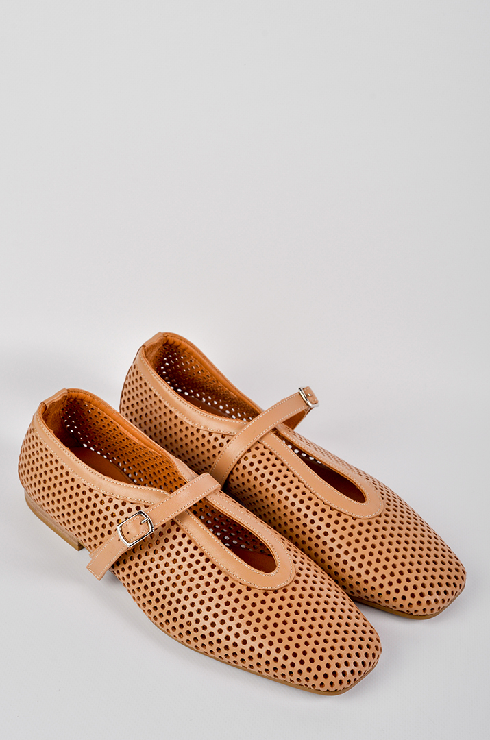 Шкіряні балетки з перфорацією і пряжкою в кольорі карамель великих розмірів