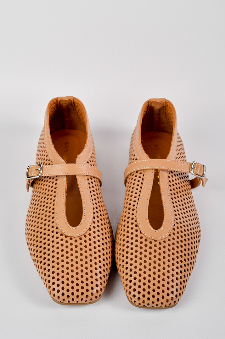 Шкіряні балетки з перфорацією і пряжкою в кольорі карамель великих розмірів