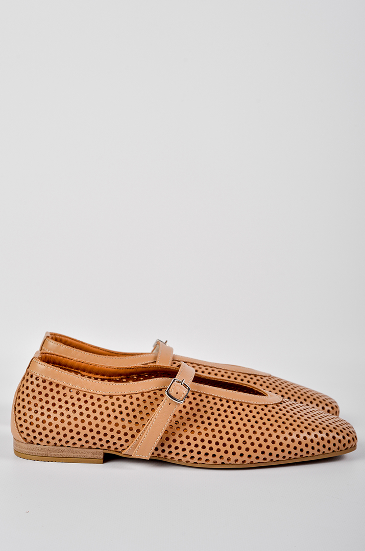 Шкіряні балетки з перфорацією і пряжкою в кольорі карамель великих розмірів