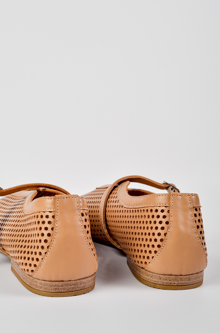 Шкіряні балетки з перфорацією і пряжкою в кольорі карамель великих розмірів