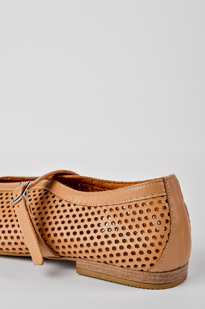 Шкіряні балетки з перфорацією і пряжкою в кольорі карамель великих розмірів