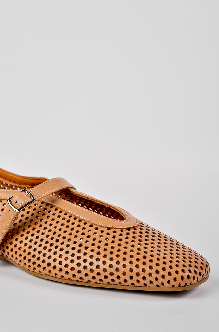 Шкіряні балетки з перфорацією і пряжкою в кольорі карамель великих розмірів