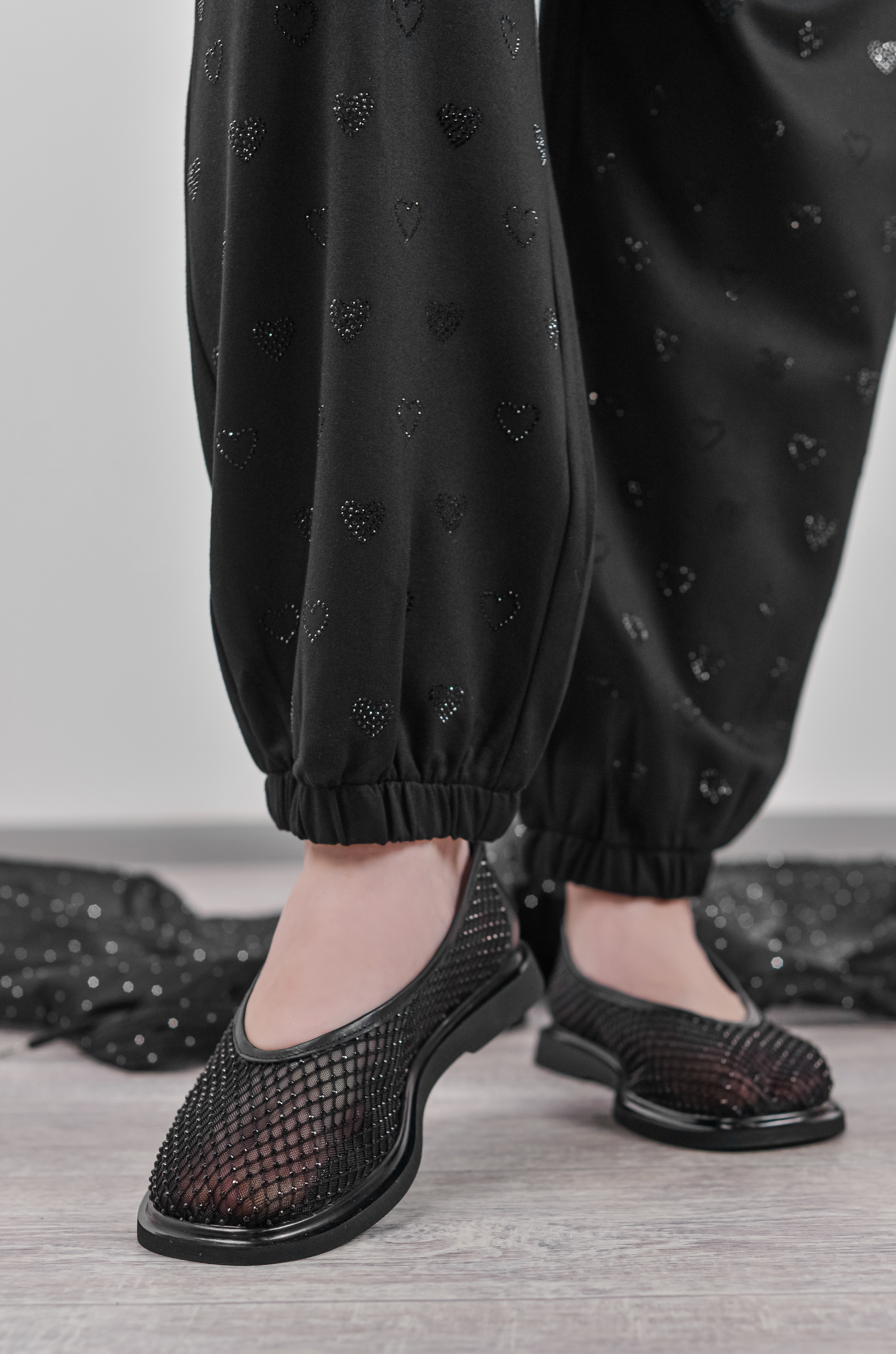 Балетки в чорному кольорі із сітчастим верхом та блискучими камінцями великих розмірів