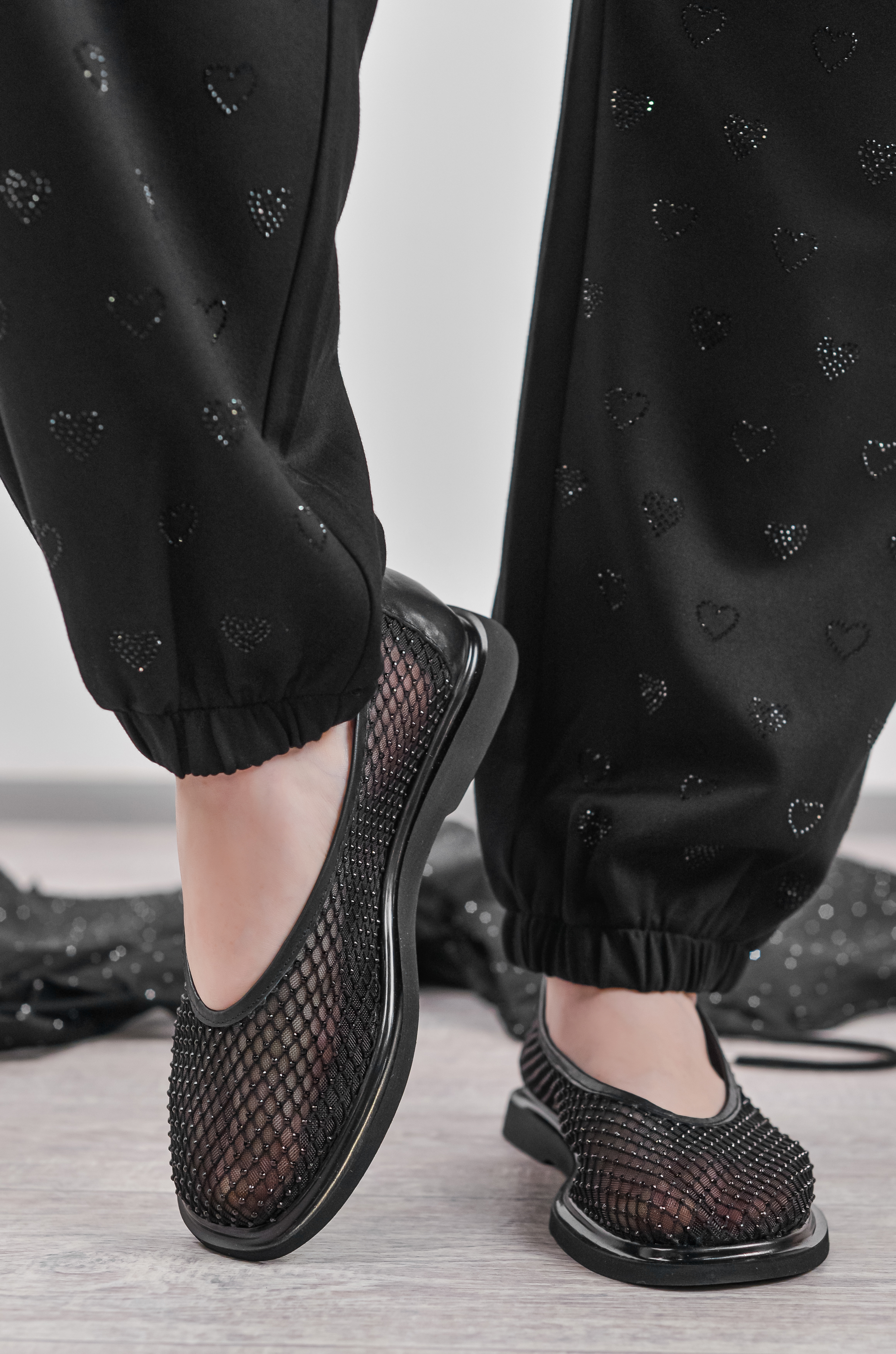 Балетки в чорному кольорі із сітчастим верхом та блискучими камінцями великих розмірів