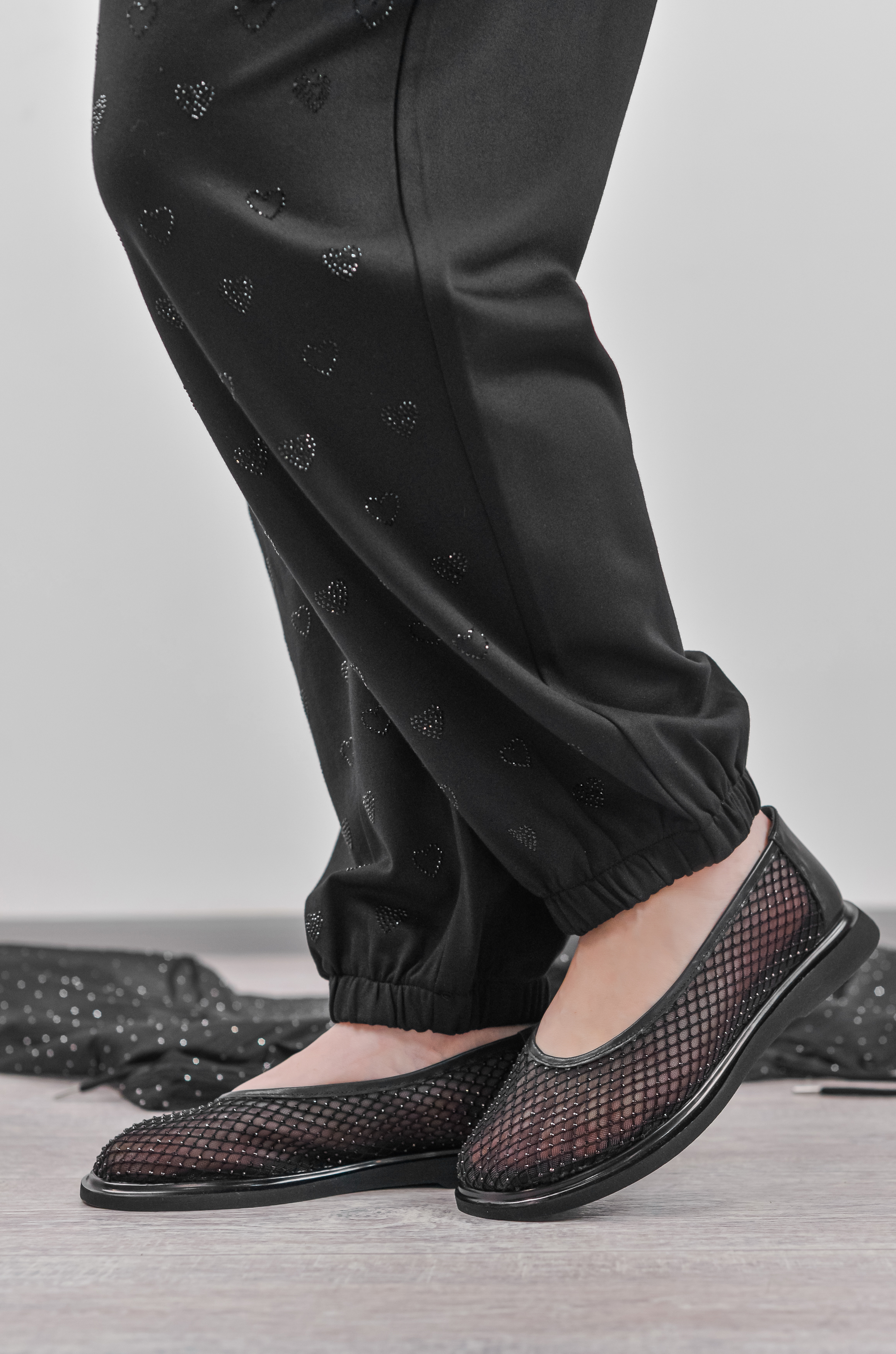 Балетки в чорному кольорі із сітчастим верхом та блискучими камінцями великих розмірів
