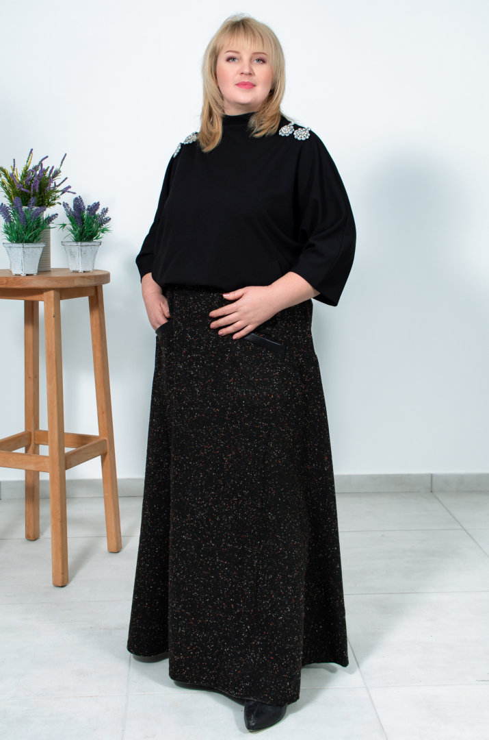 Bluza_korotka_z_vysokoiu_horlovynoiu_ta_prykrasamy_batal_Pyshna_Krasа Блуза коротка з високою горловиною та прикрасами батал