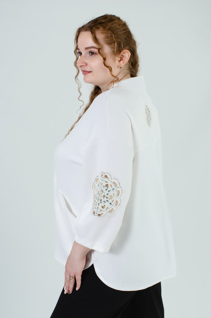 Dovha_bluza_blakytnoho_koloru_z_dekorom_batal_Pyshna_Krasа Довга блуза з декором і кишенями батал