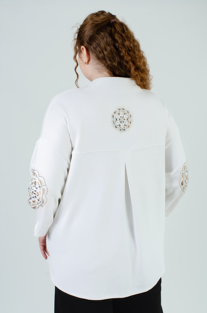 Dovha_bluza_blakytnoho_koloru_z_dekorom_batal_Pyshna_Krasа Довга блуза з декором і кишенями батал