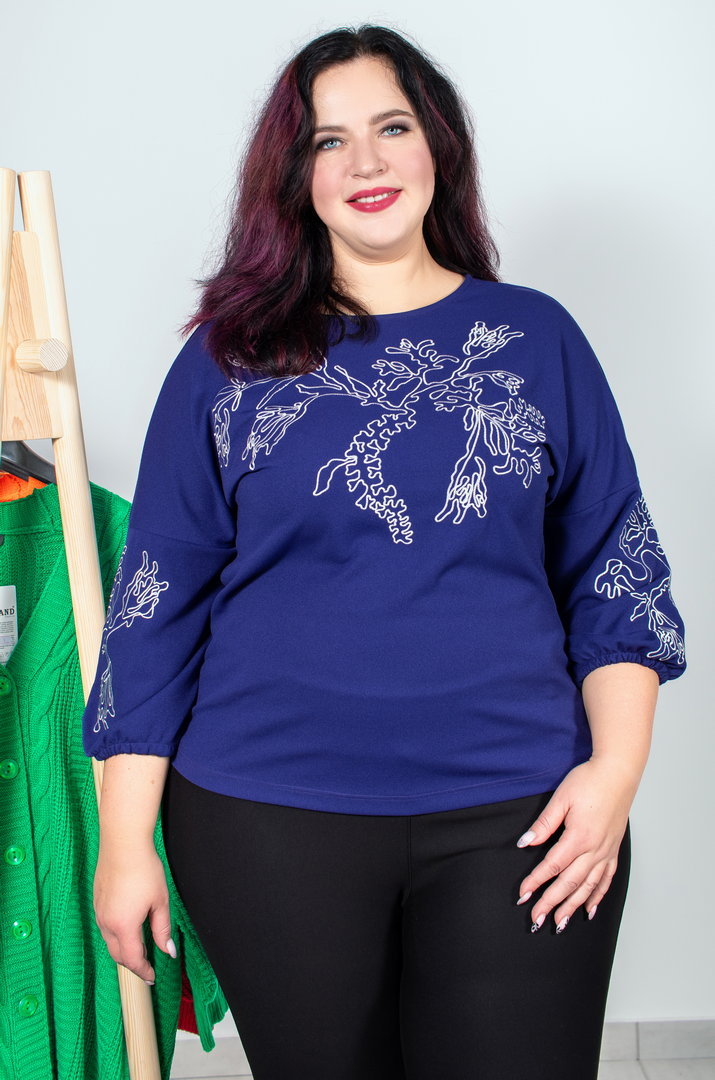 Bluza_korotka_z_nizhnym_florystychnym_ornamentom_batal_Pyshna_Krasа Блуза коротка з ніжним флористичним орнаментом батал