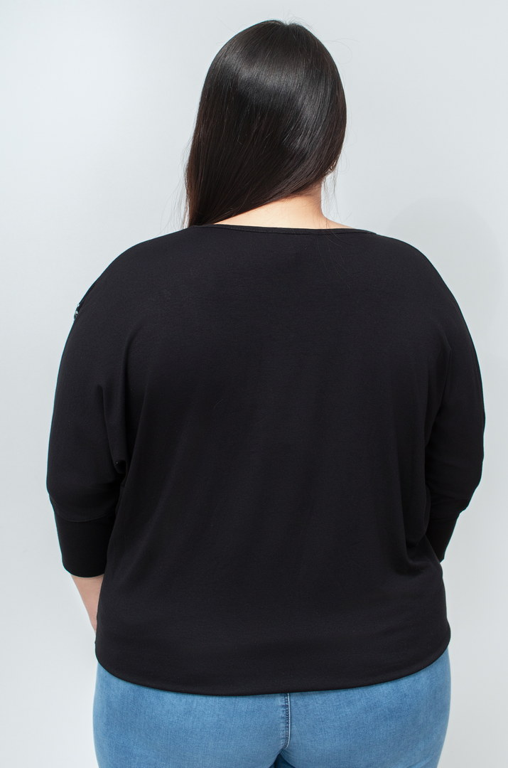 Блуза с декорированными стразами рукавами батал