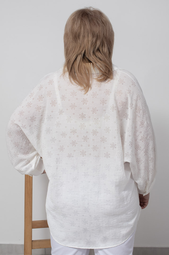 Ніжна довга блуза з прикрасою батал