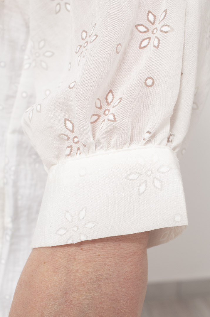 Ніжна довга блуза з прикрасою батал