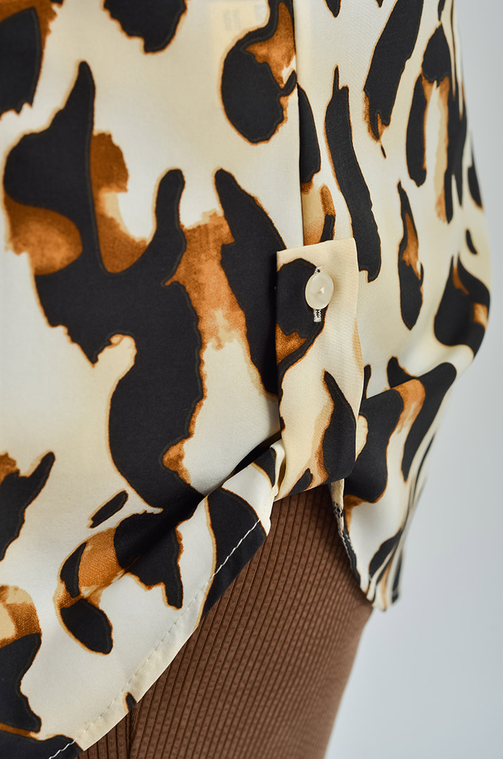 Легка блуза в принт великих розмірів