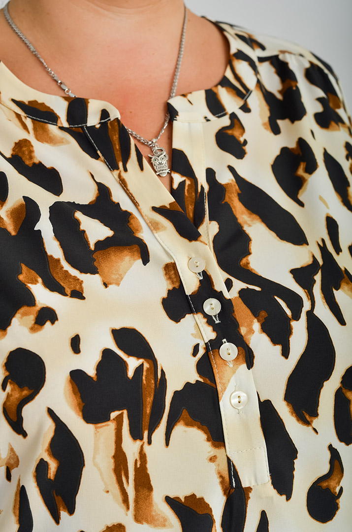 Легка блуза в принт великих розмірів