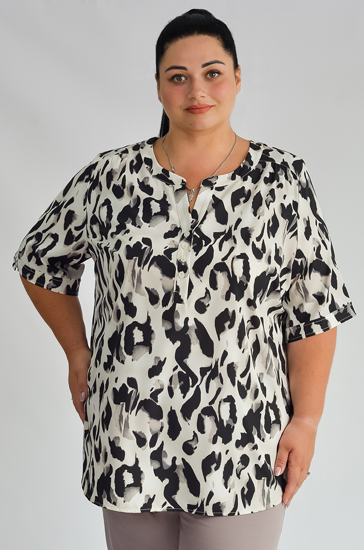 Легка блуза в принт великих розмірів