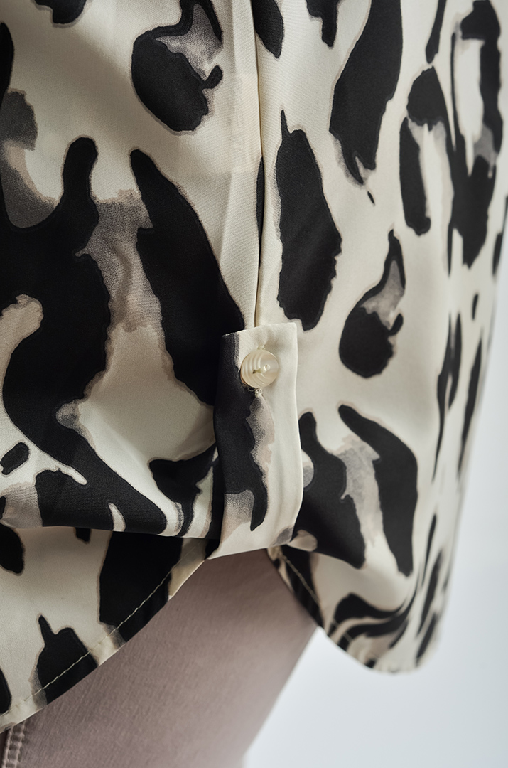 Легка блуза в принт великих розмірів