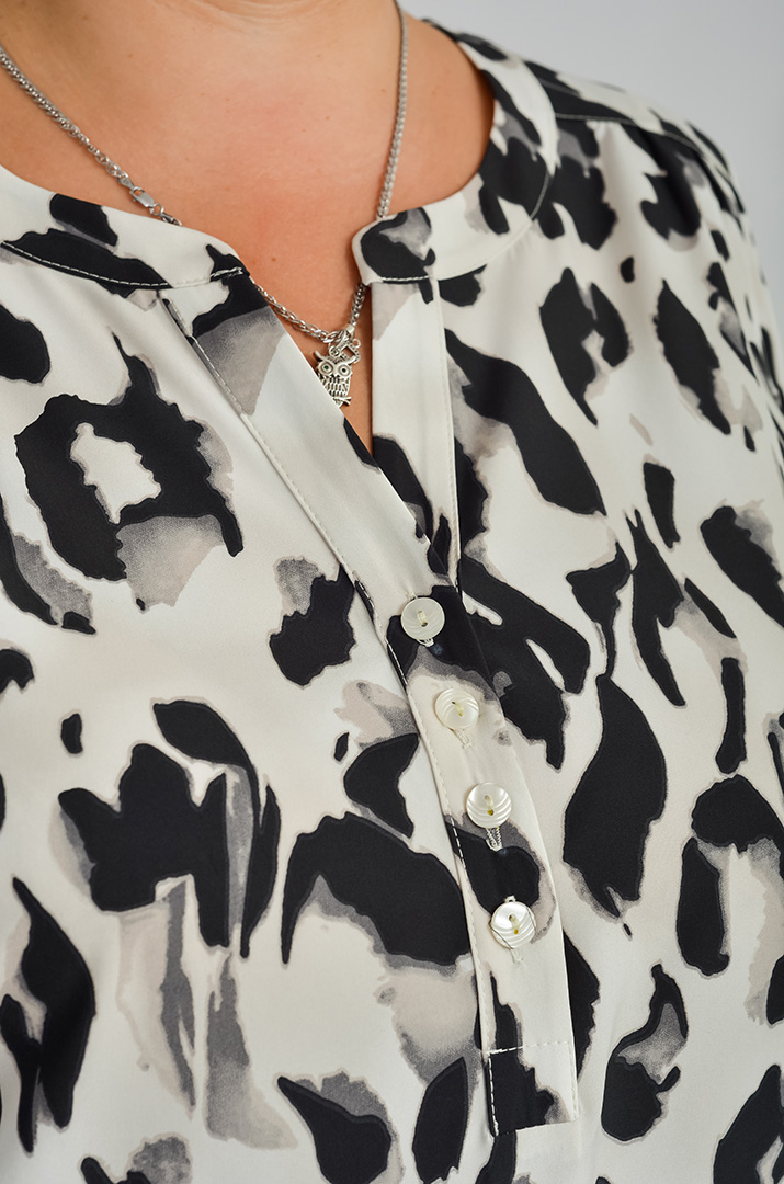 Легка блуза в принт великих розмірів