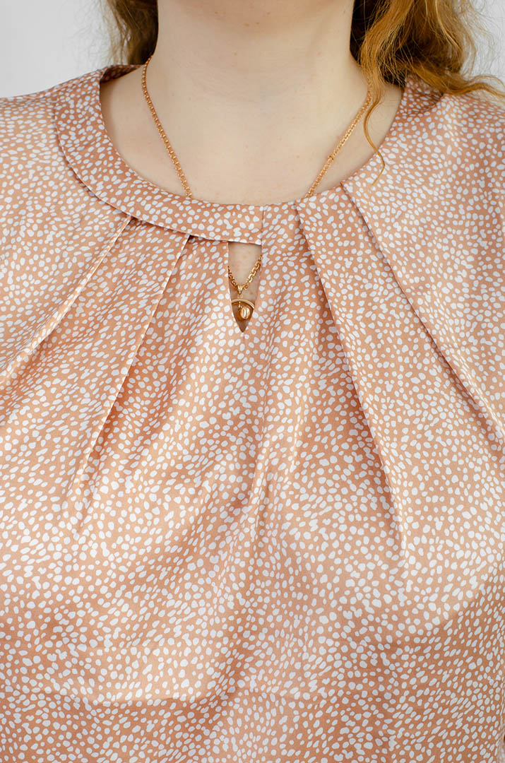 Вишукана атласна блуза великих розмірів