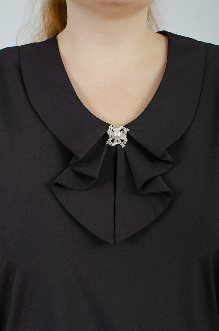 Блуза з коміром та прикрасою великих розмірів