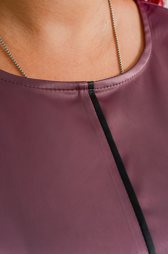 Атласная блуза с вертикальным декором больших размеров