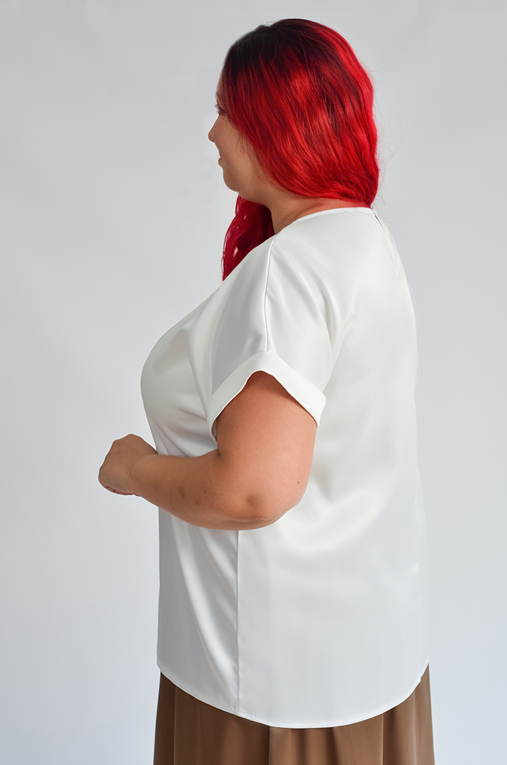 Атласная блуза с вертикальным декором больших размеров