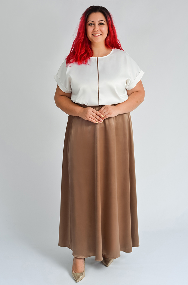 Атласная блуза с вертикальным декором больших размеров