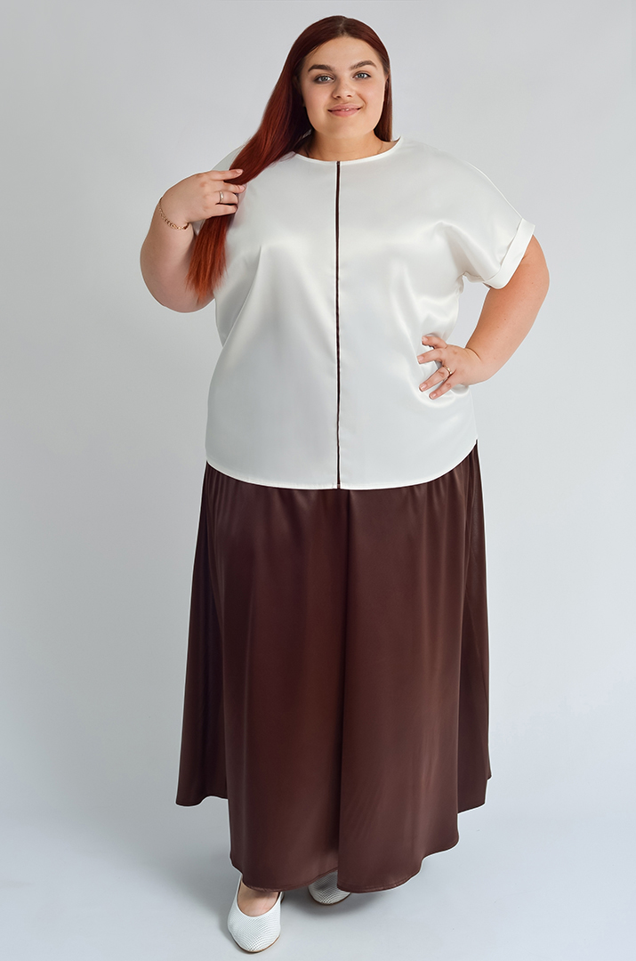 Атласная блуза с вертикальным декором больших размеров