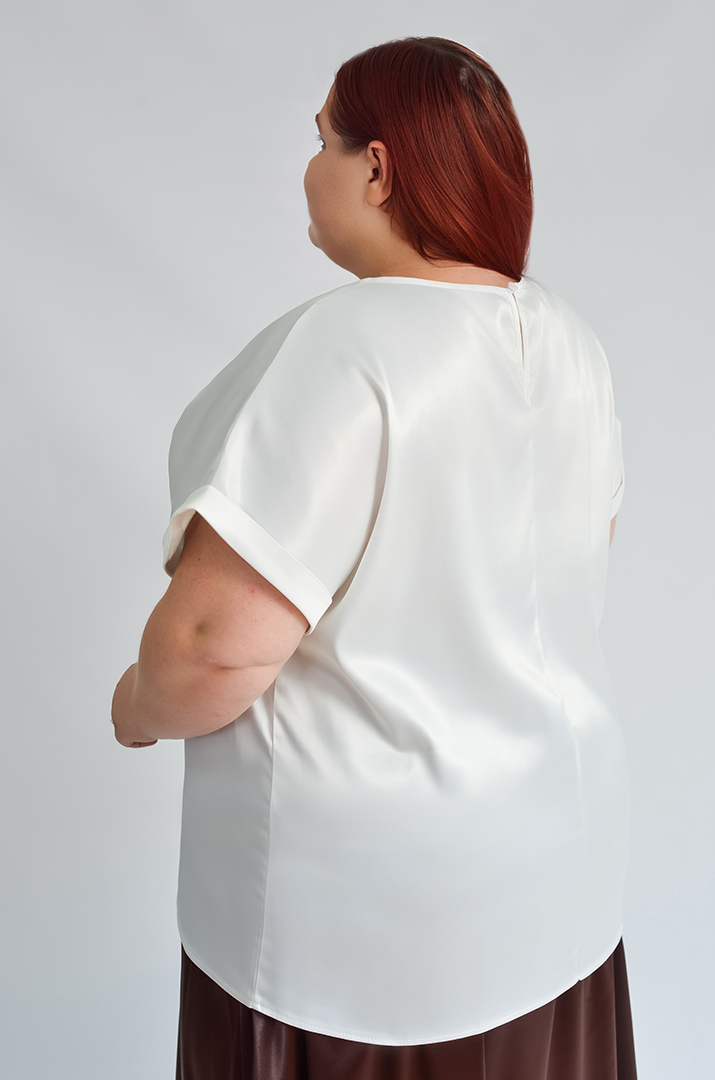 Атласная блуза с вертикальным декором больших размеров