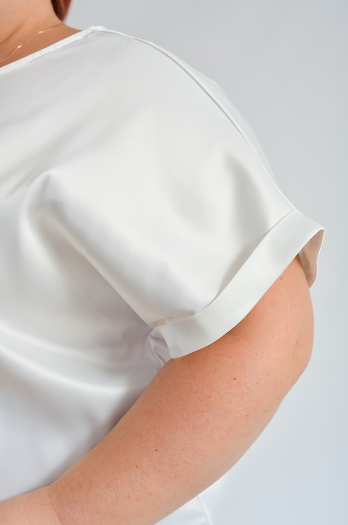 Атласная блуза с вертикальным декором больших размеров