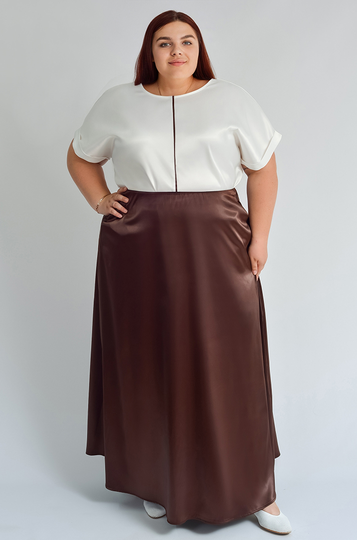 Атласная блуза с вертикальным декором больших размеров