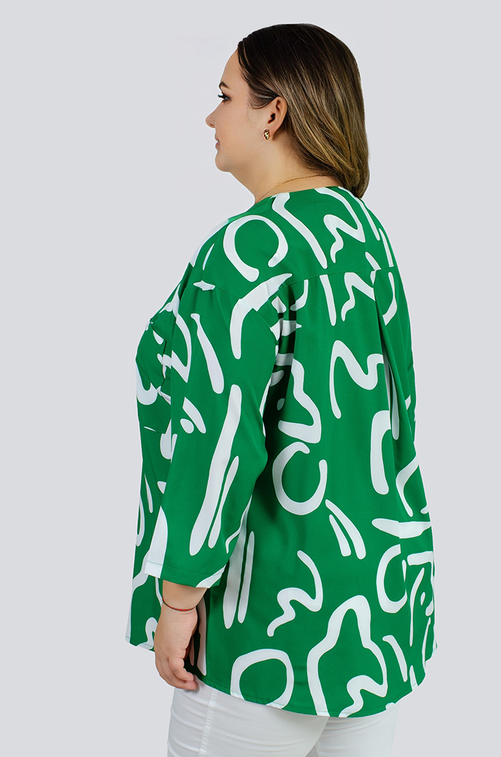 Блуза в принт асимметричного кроя больших размеров
