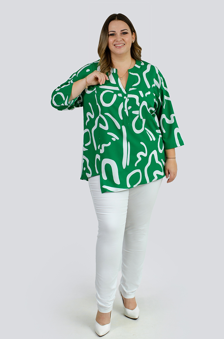 Блуза в принт асимметричного кроя больших размеров