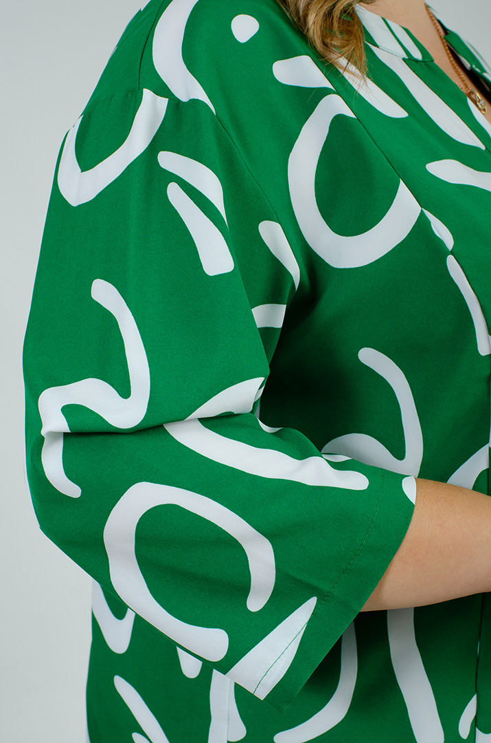 Блуза в принт асимметричного кроя больших размеров