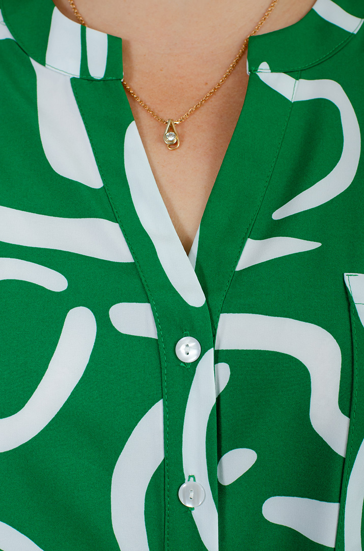 Блуза в принт асимметричного кроя больших размеров