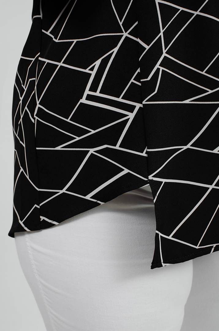 Блуза в принт асимметричного кроя больших размеров