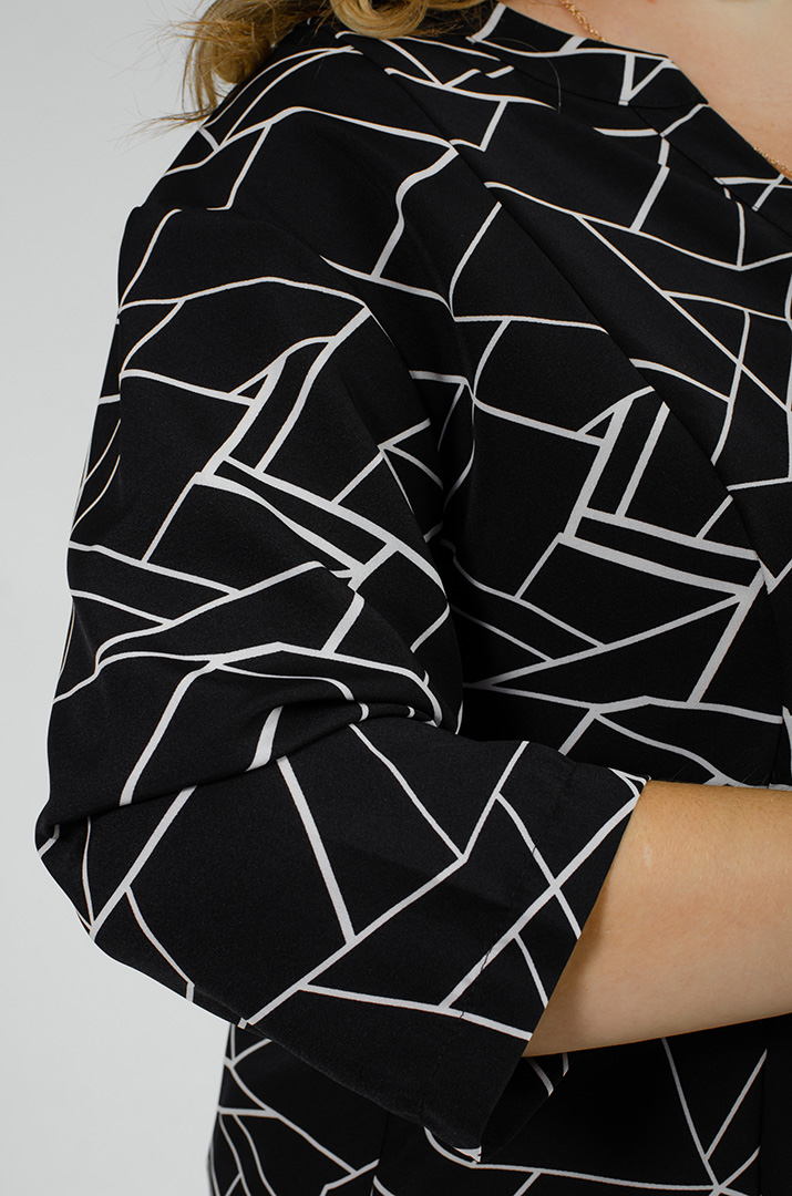 Блуза в принт асимметричного кроя больших размеров