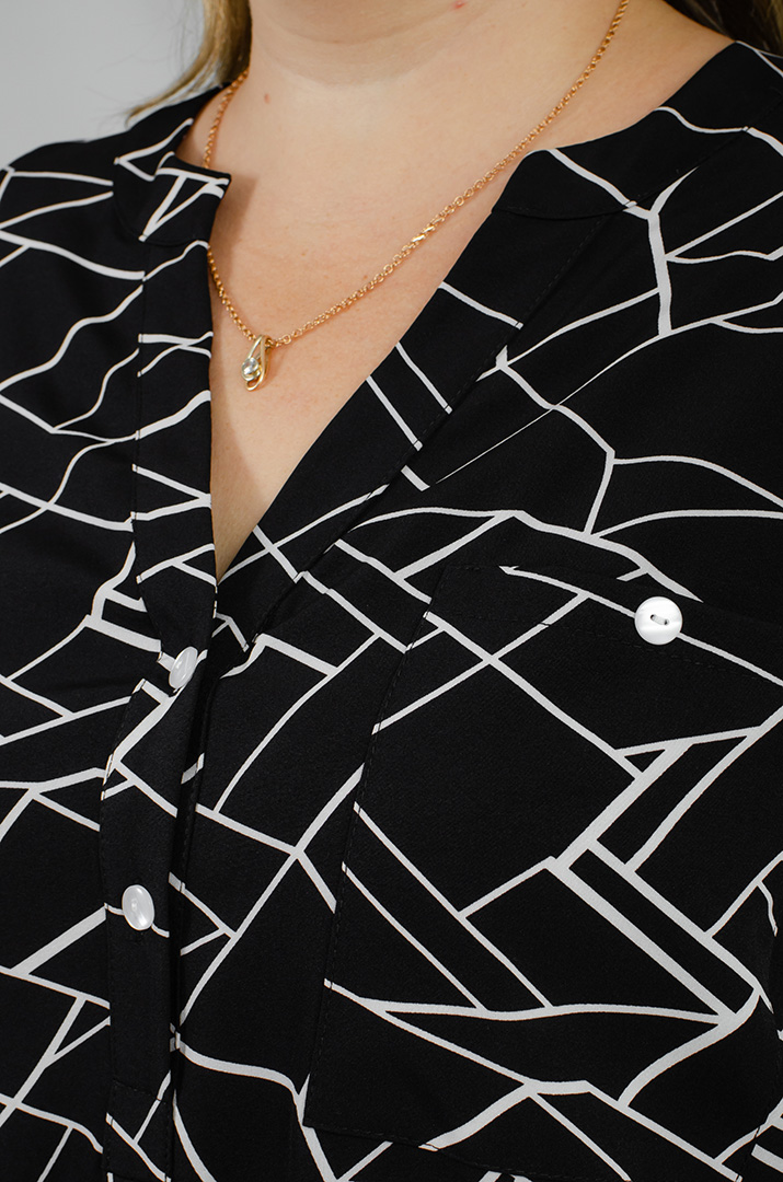 Блуза в принт асимметричного кроя больших размеров