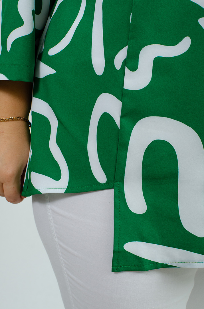 Блуза в принт асимметричного кроя больших размеров