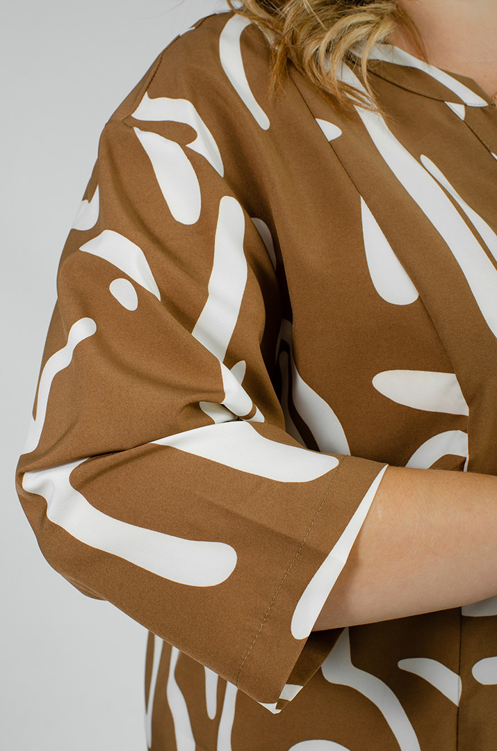 Блуза в принт асимметричного кроя больших размеров