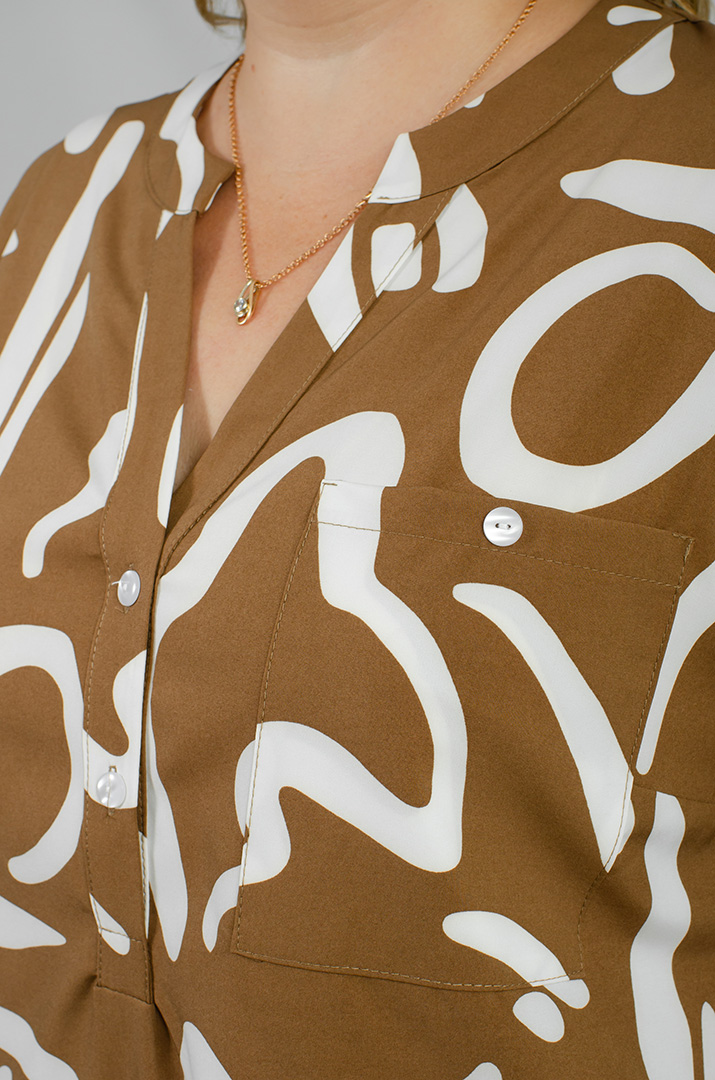 Блуза в принт асимметричного кроя больших размеров