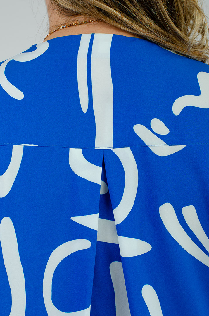 Блуза в принт асимметричного кроя больших размеров