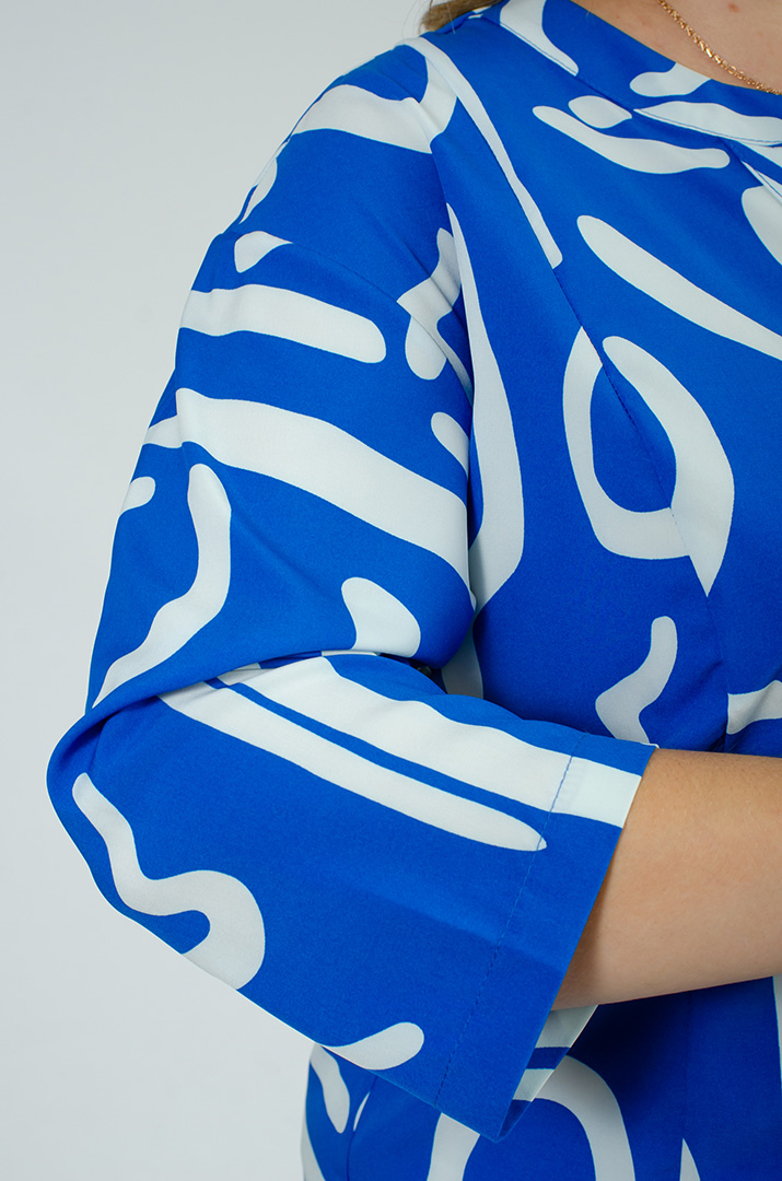 Блуза в принт асимметричного кроя больших размеров