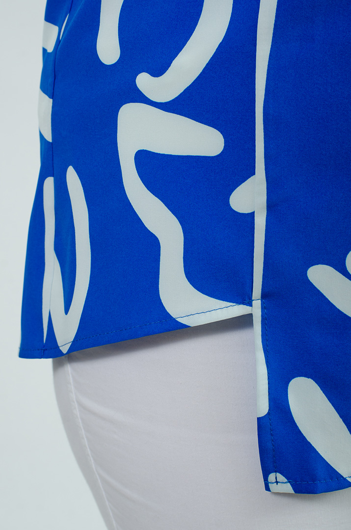 Блуза в принт асимметричного кроя больших размеров