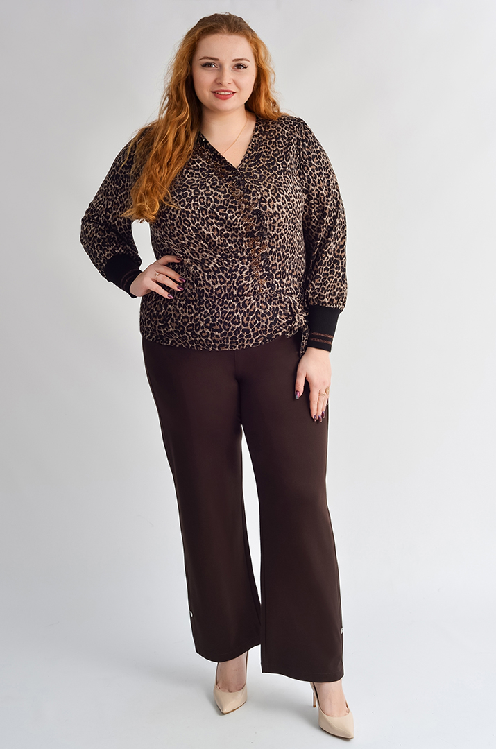 Блуза з леопардовим принтом і декоративними камінцями великих розмірів