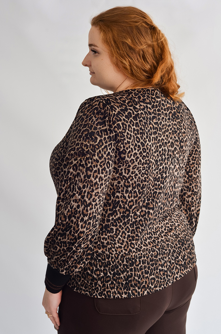 Блуза з леопардовим принтом і декоративними камінцями великих розмірів