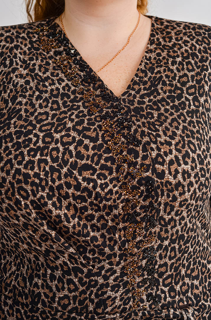 Блуза з леопардовим принтом і декоративними камінцями великих розмірів