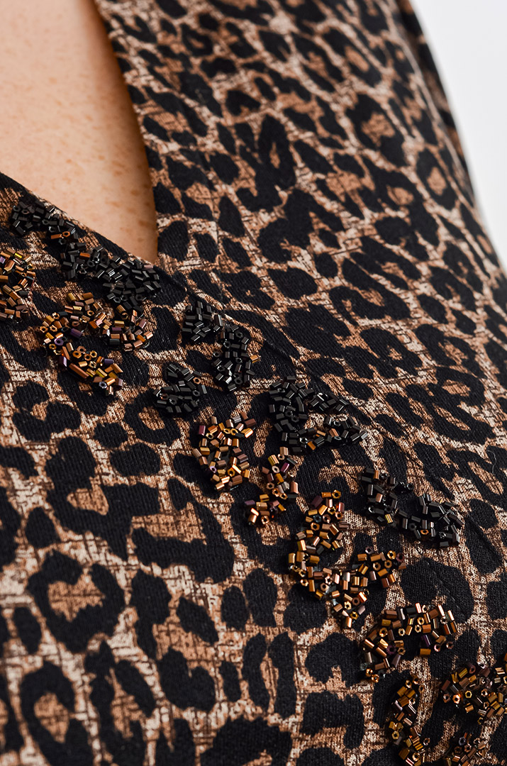 Блуза з леопардовим принтом і декоративними камінцями великих розмірів