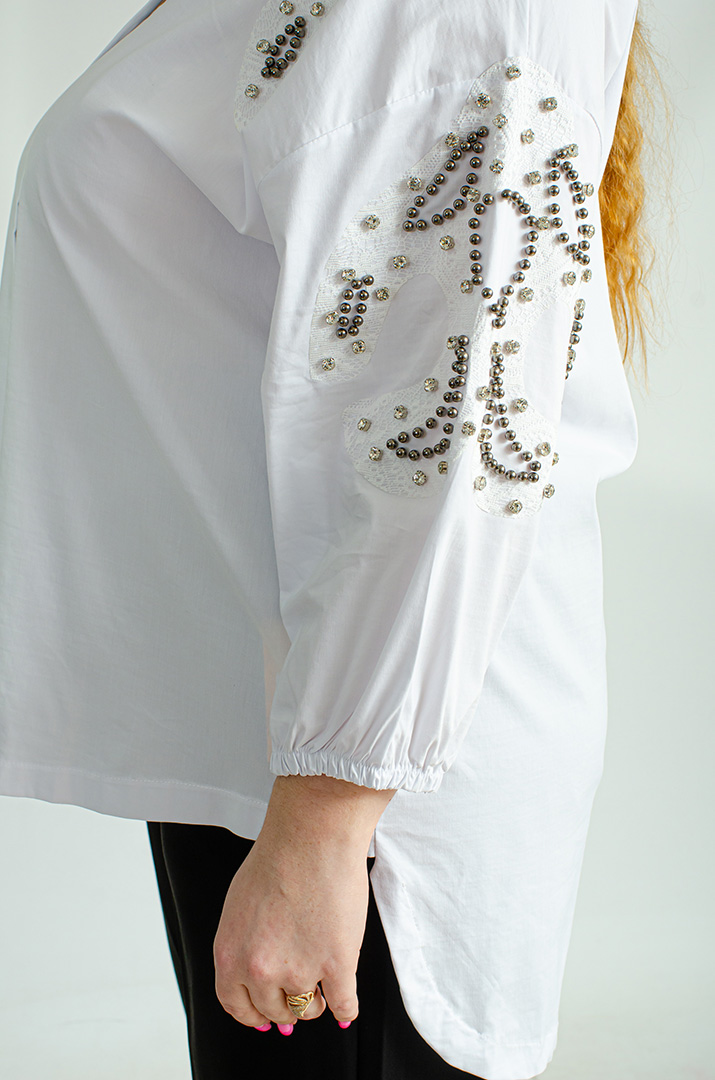 Блуза с декором из кружева и стразов больших размеров